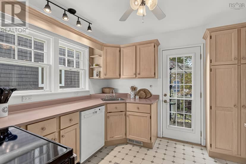 2590 Poplar Street — photo 10 of 20