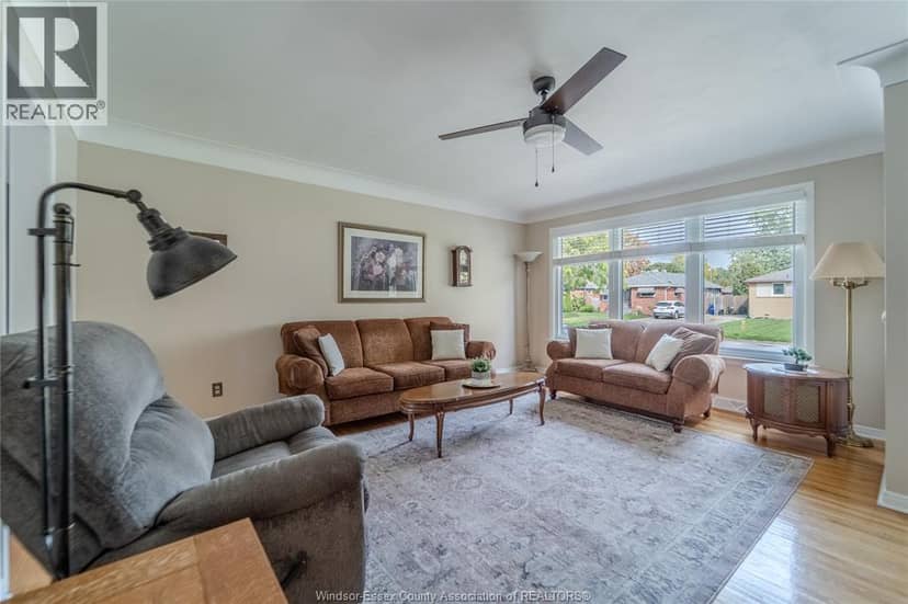1049 Buckingham Road — photo 3 of 40