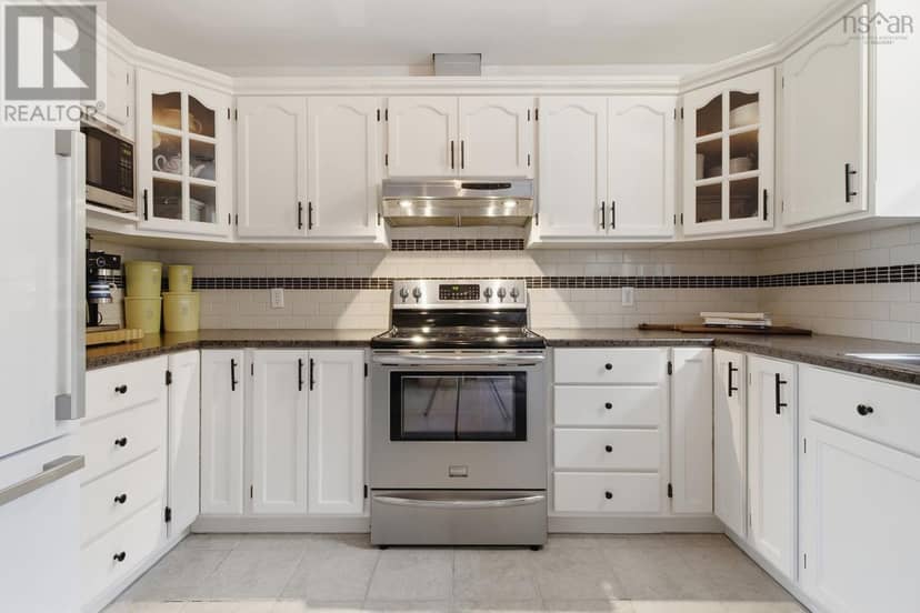4 Alder Crescent — photo 9 of 40