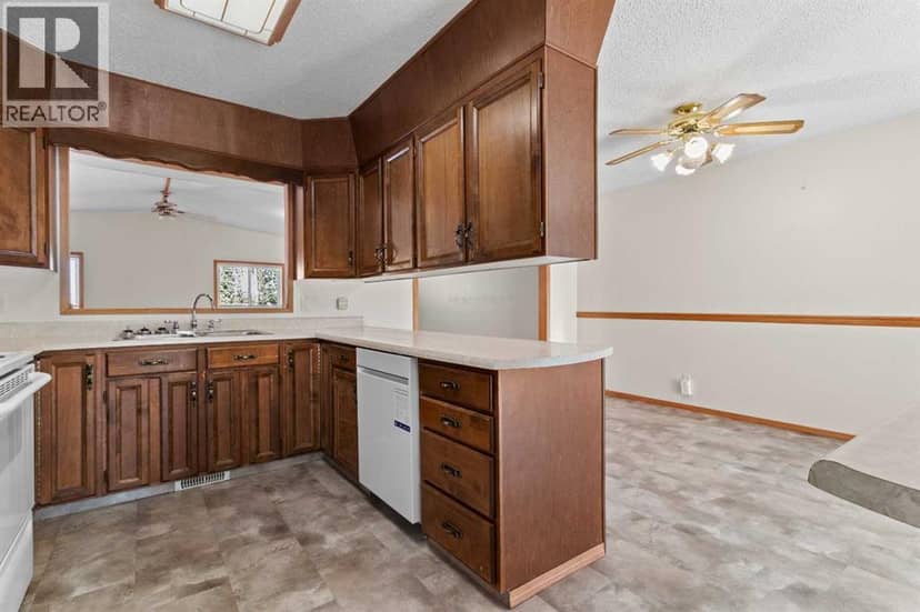 610 8 Street N — photo 17 of 40