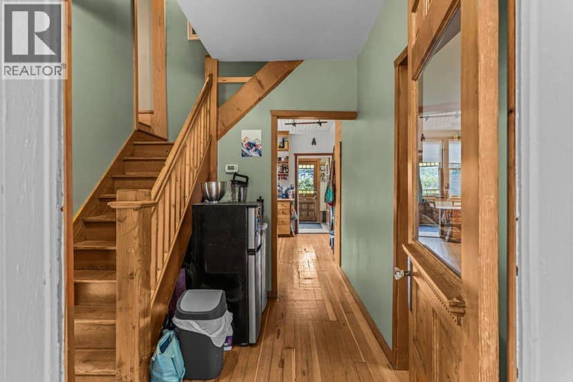 A and B, 132 Rundle Crescent — photo 9 of 40