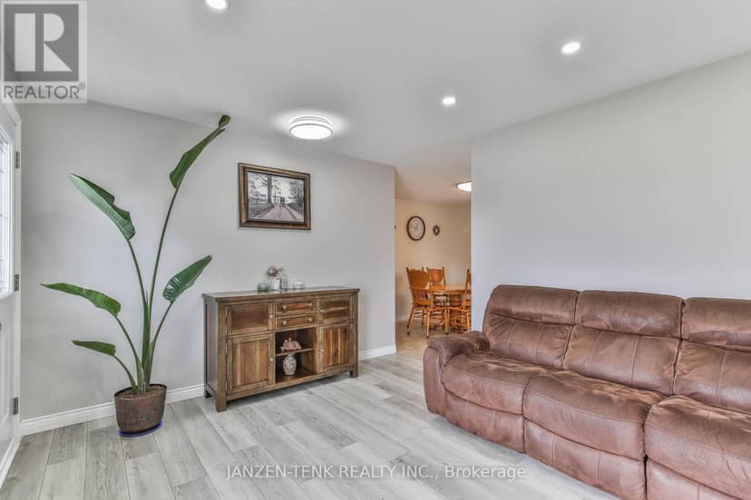 401 19 Highway — photo 9 of 40