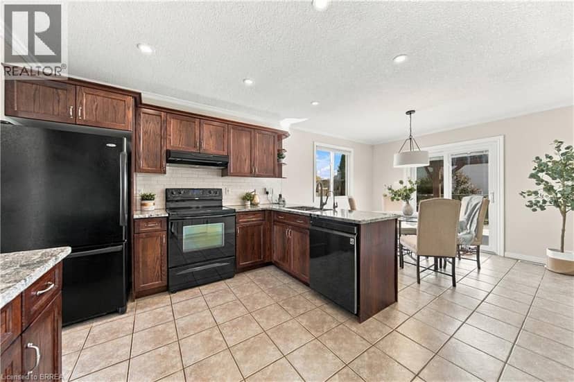 4 MACPHERSON Drive — photo 11 of 40