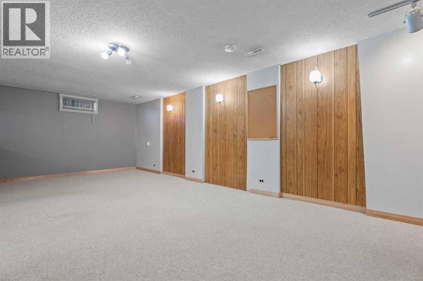 135 Queensland Road SE — photo 34 of 40