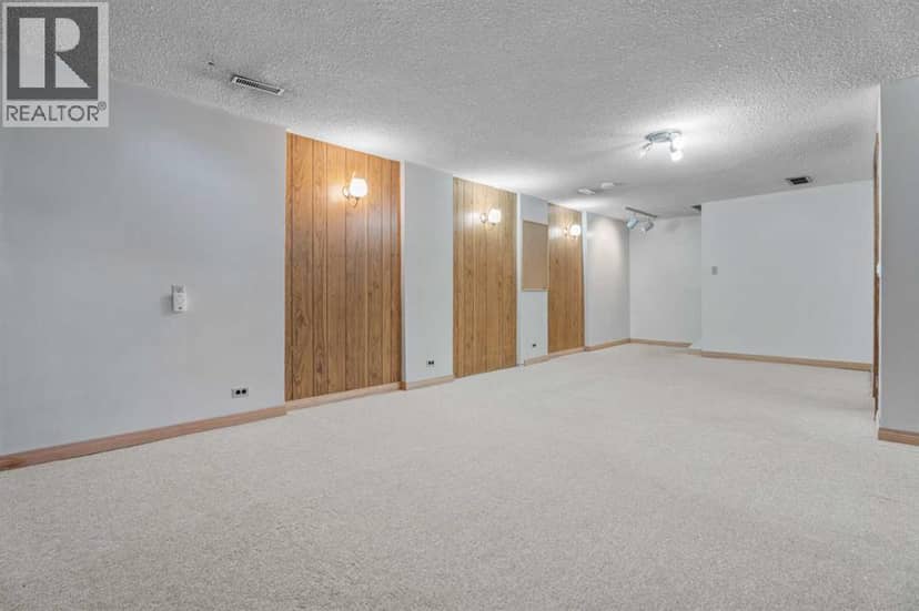 135 Queensland Road SE — photo 35 of 40