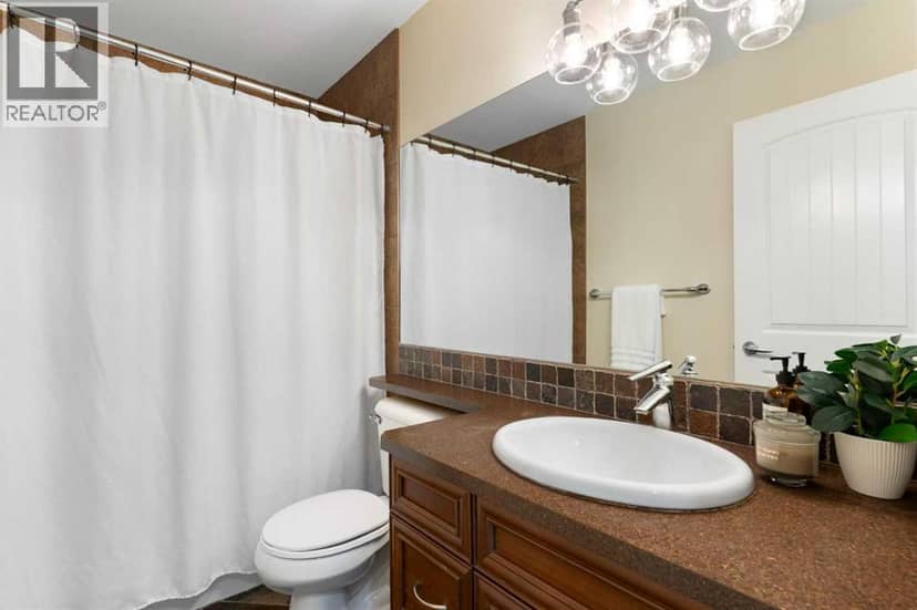 126 30 Avenue NE — photo 21 of 40