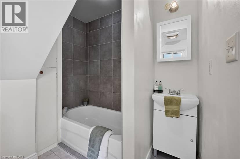 15 ADELAIDE Street — photo 13 of 23