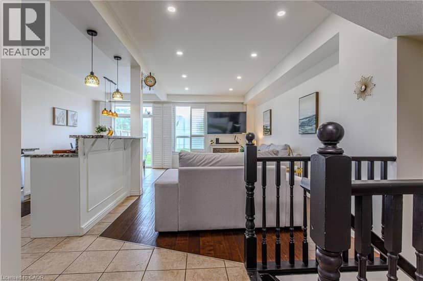 49 MARINA POINT Crescent — photo 4 of 39