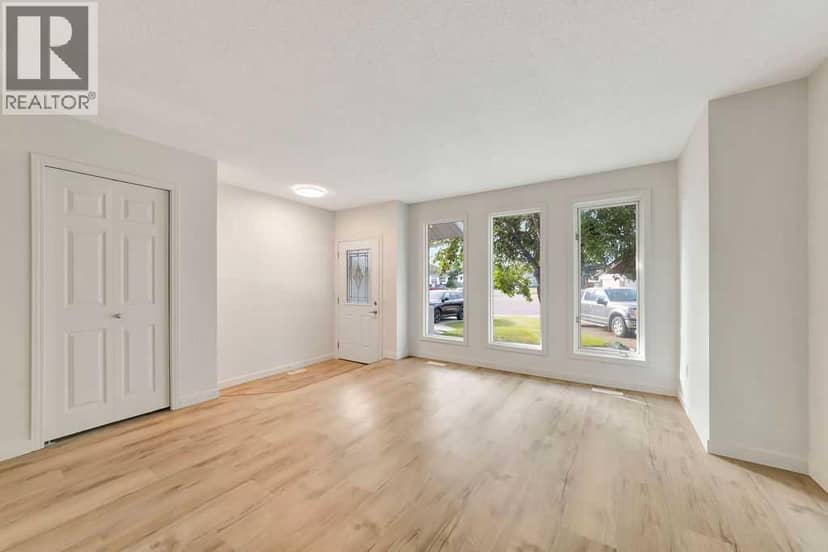 4610 31 Street Close — photo 3 of 40