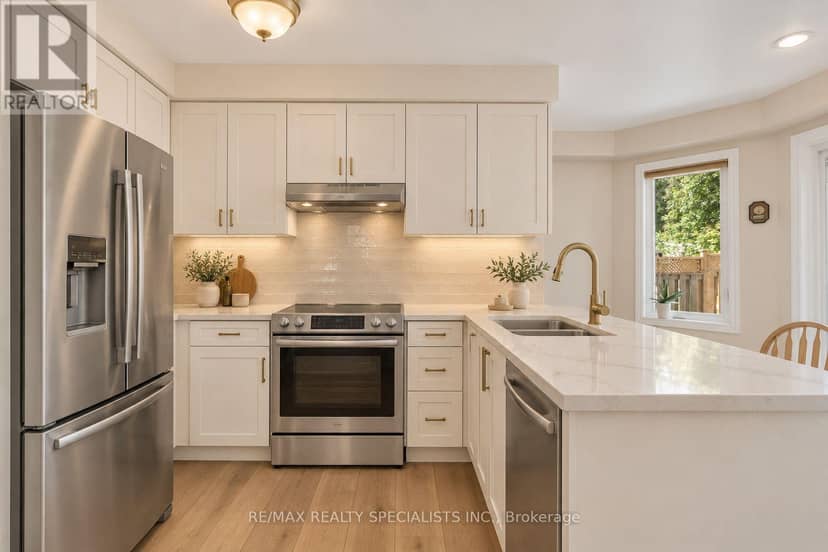 20 McCullough Crescent — photo 14 of 40