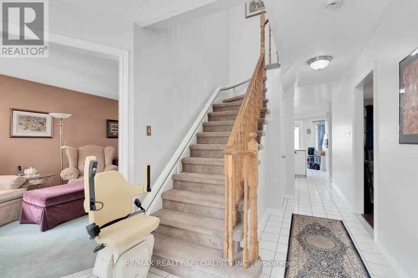 20 McCullough Crescent — photo 8 of 40