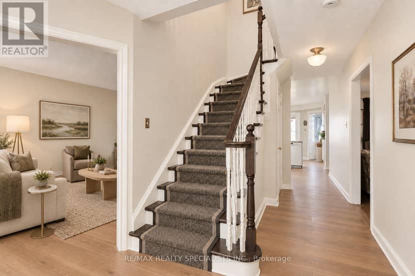 20 McCullough Crescent — photo 9 of 40