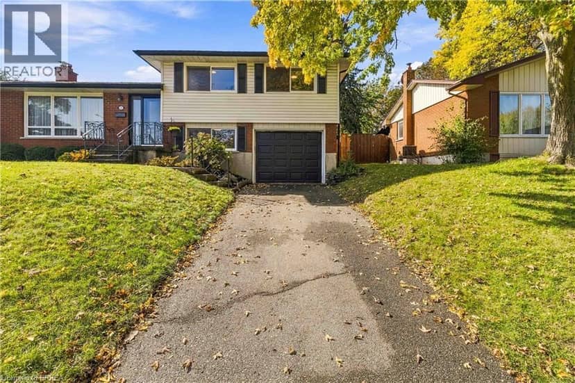 22 APPLEWOOD Crescent — photo 1 of 40