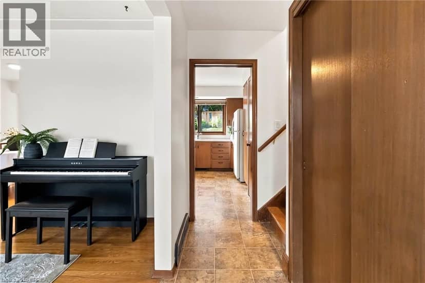 22 APPLEWOOD Crescent — photo 3 of 40