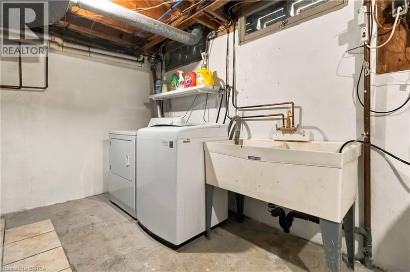 22 APPLEWOOD Crescent — photo 30 of 40