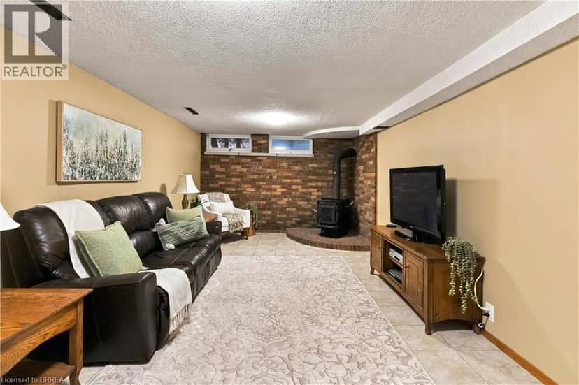 22 APPLEWOOD Crescent — photo 25 of 40