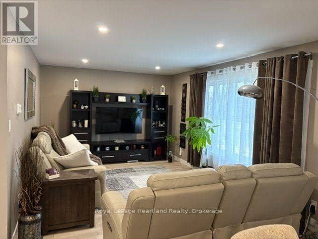 153 Bayfield Road, Goderich, photo 2