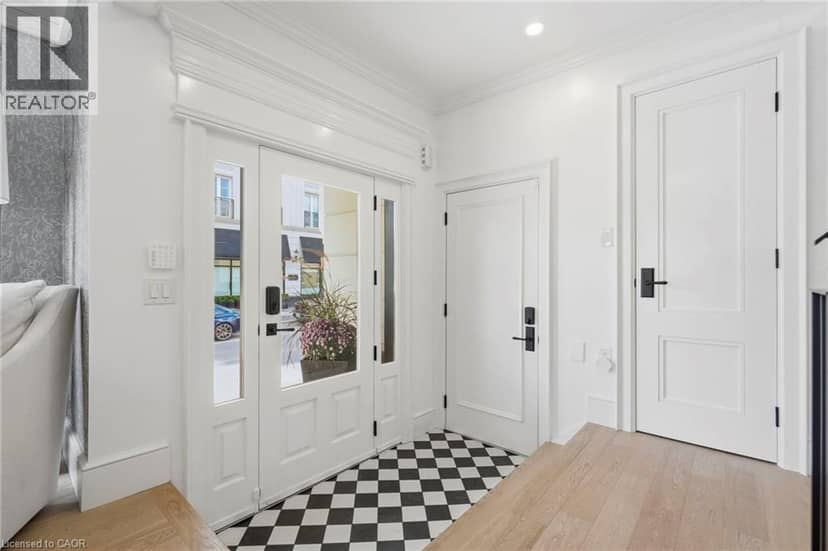 305 RANDALL Street, Oakville, photo 2