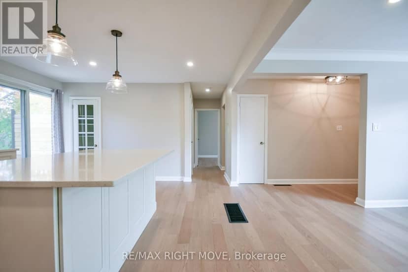 10 Letitia Street, Barrie, photo 2