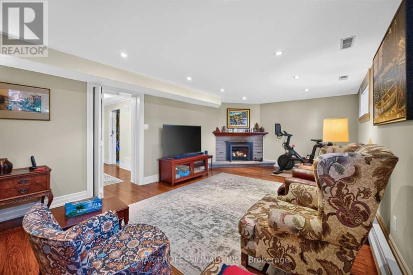 302 La Rose Avenue — photo 32 of 40