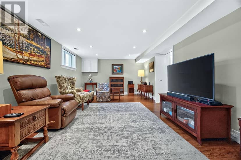 302 La Rose Avenue — photo 33 of 40