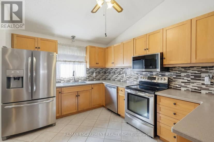102 Cove Crescent — photo 15 of 40