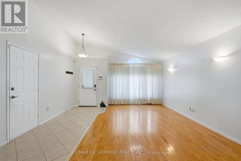 102 Cove Crescent — photo 9 of 40