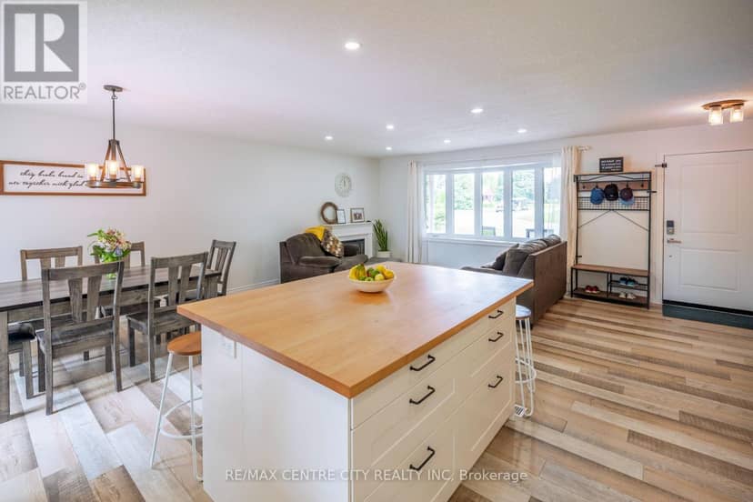 159 Sherwood Crescent — photo 18 of 40