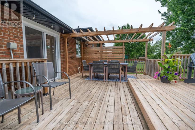 159 Sherwood Crescent — photo 7 of 40