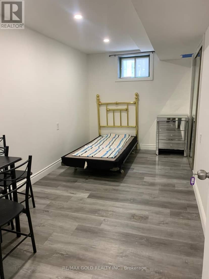 58 Kingsmere Crescent — photo 10 of 13