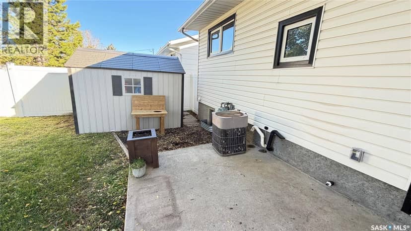 735 Jasper STREET, Maple Creek, photo 2