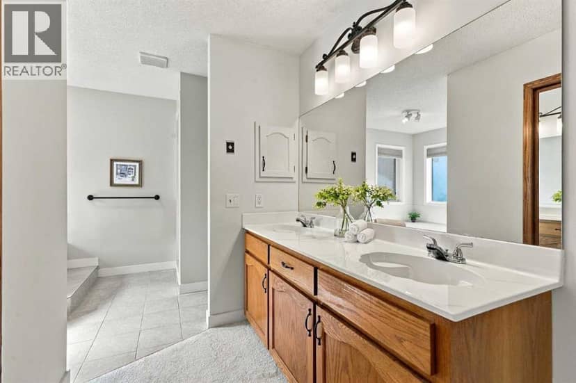 21 Mt Robson Close SE — photo 23 of 40