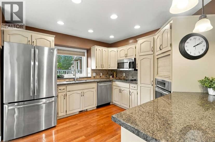 21 Mt Robson Close SE — photo 13 of 40