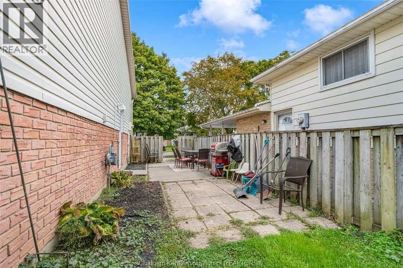 8 Timothy Crescent — photo 7 of 10