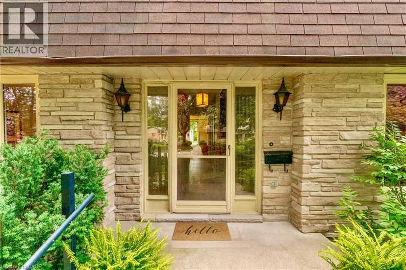 32 WAVERLEY Drive — photo 4 of 40