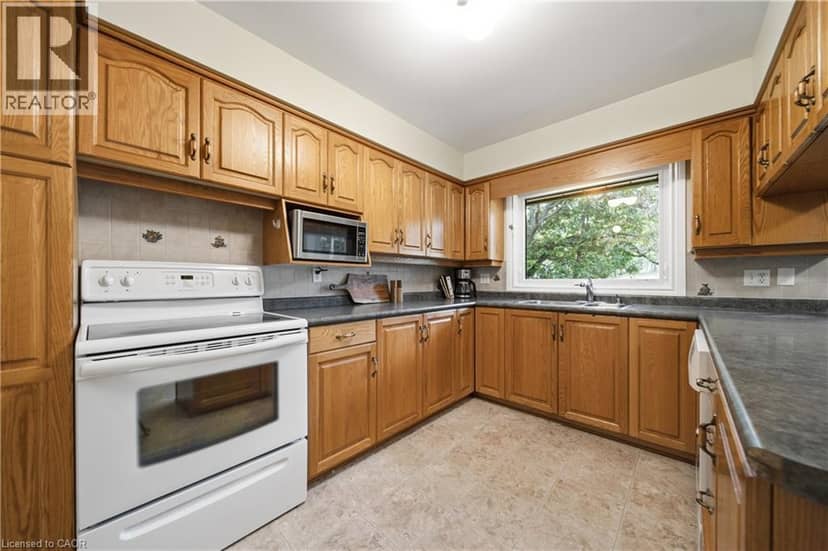 32 WAVERLEY Drive — photo 14 of 40