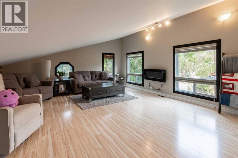 49 Iroquois Crescent W — photo 28 of 40