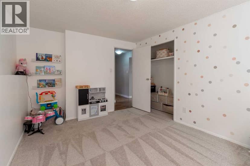 49 Iroquois Crescent W — photo 38 of 40