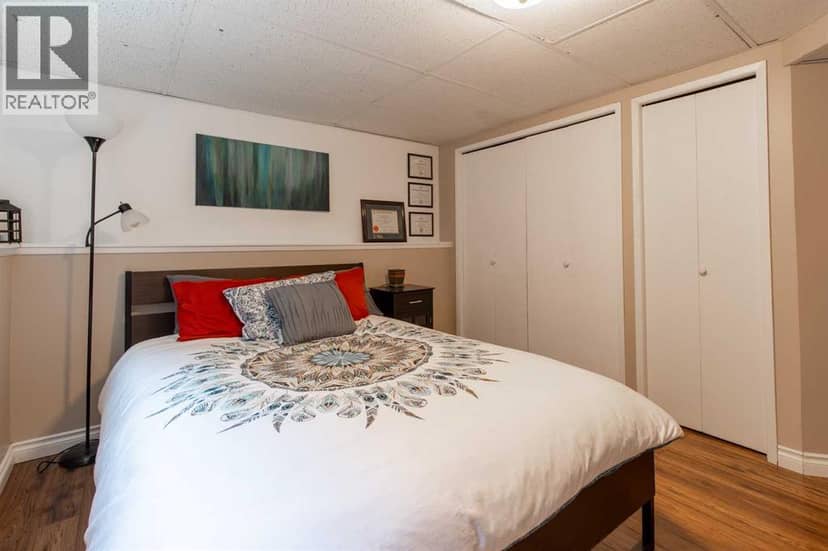 49 Iroquois Crescent W — photo 31 of 40