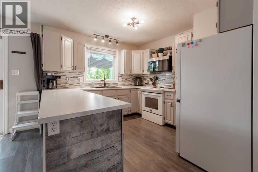 49 Iroquois Crescent W — photo 14 of 40