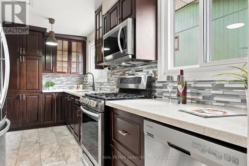7179 Delmonte Crescent — photo 6 of 18