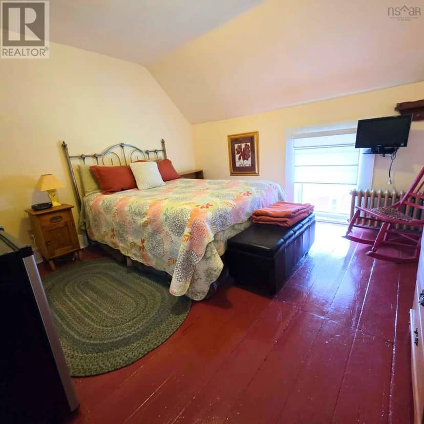 148 Crescent Street — photo 19 of 32