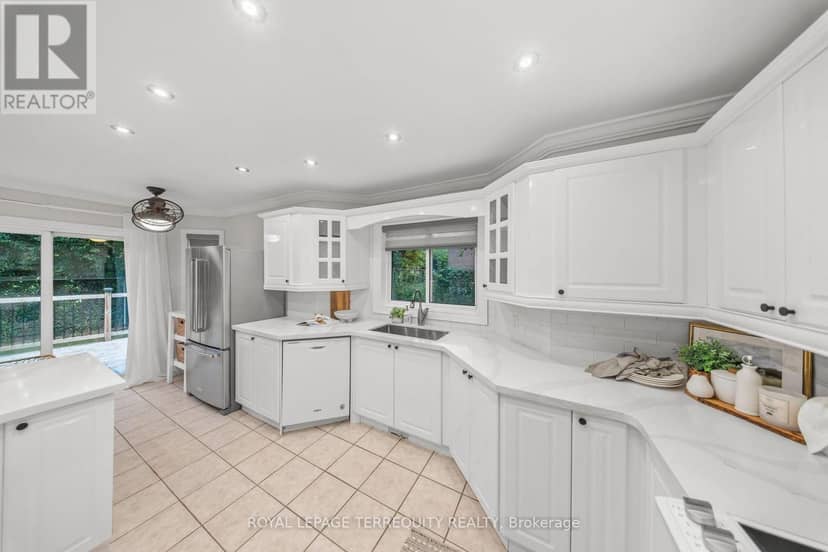 611 Capilano Crescent — photo 17 of 40