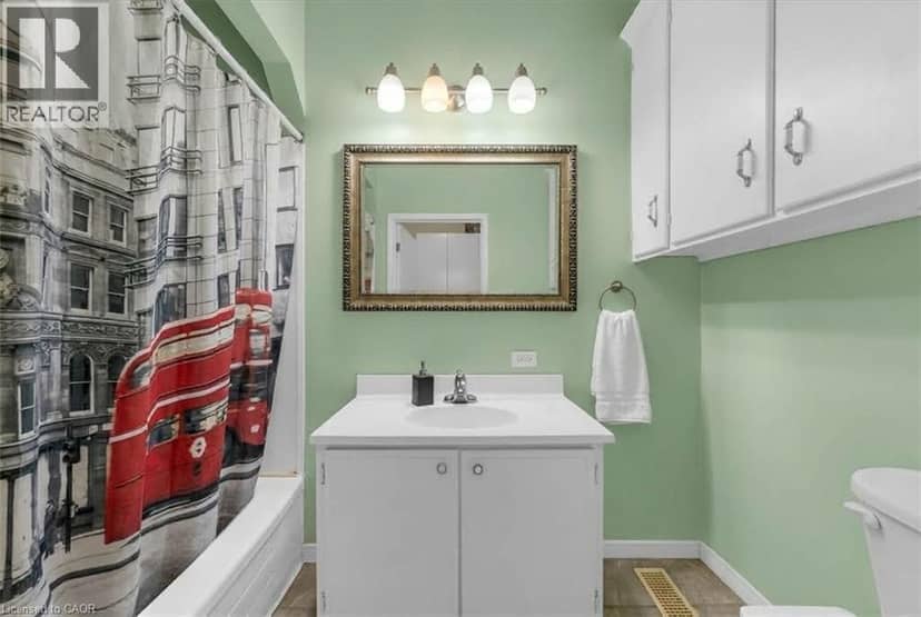 157 MACAULAY Street E — photo 12 of 26