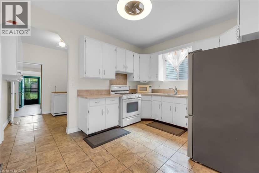 157 MACAULAY Street E — photo 10 of 26
