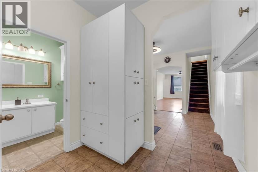 157 MACAULAY Street E — photo 13 of 26