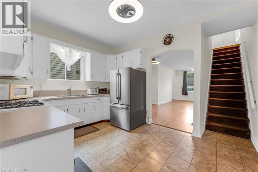 157 MACAULAY Street E — photo 8 of 26