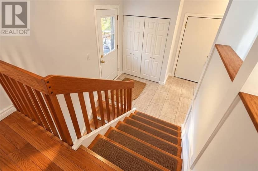 226 McNaughton Avenue, North Bay, photo 2