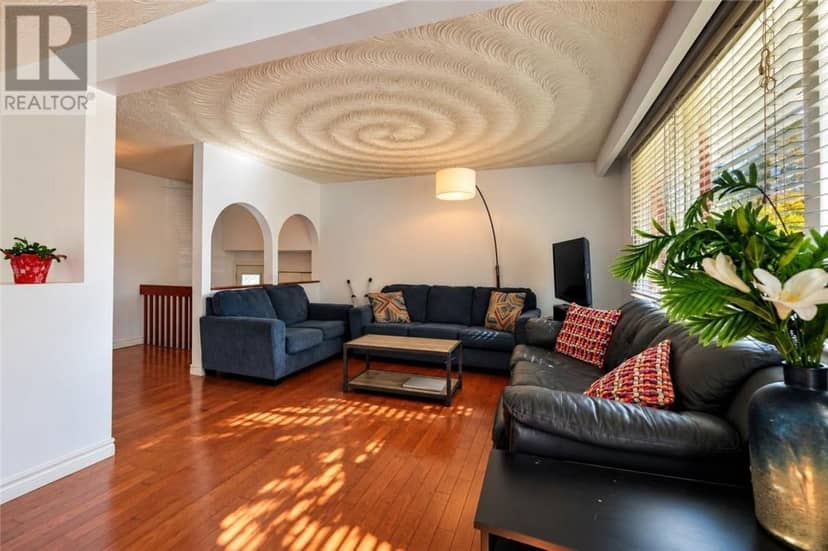 226 McNaughton Avenue, North Bay, photo 5