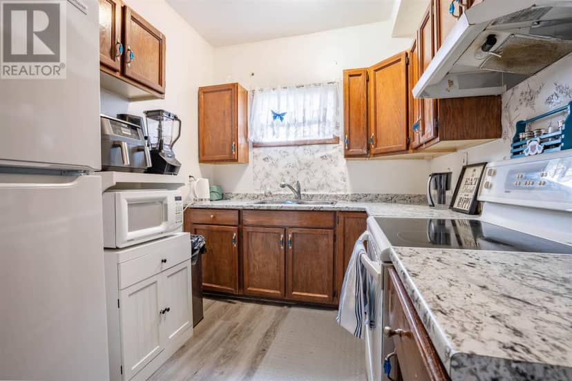 104 Albert ST — photo 11 of 38
